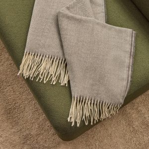 Plaid tejido en espiga y flecos Cahi