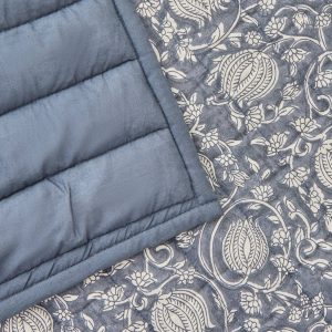 Colcha reversible con estampado floral de inspiración artesanal Senflo